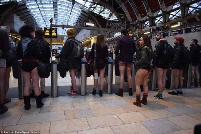 หนุ่มสาว 60 ประเทศ ร่วม"ถอดกางเกงขึ้นรถไฟ" ในกิจกรรม "No Pants Day"