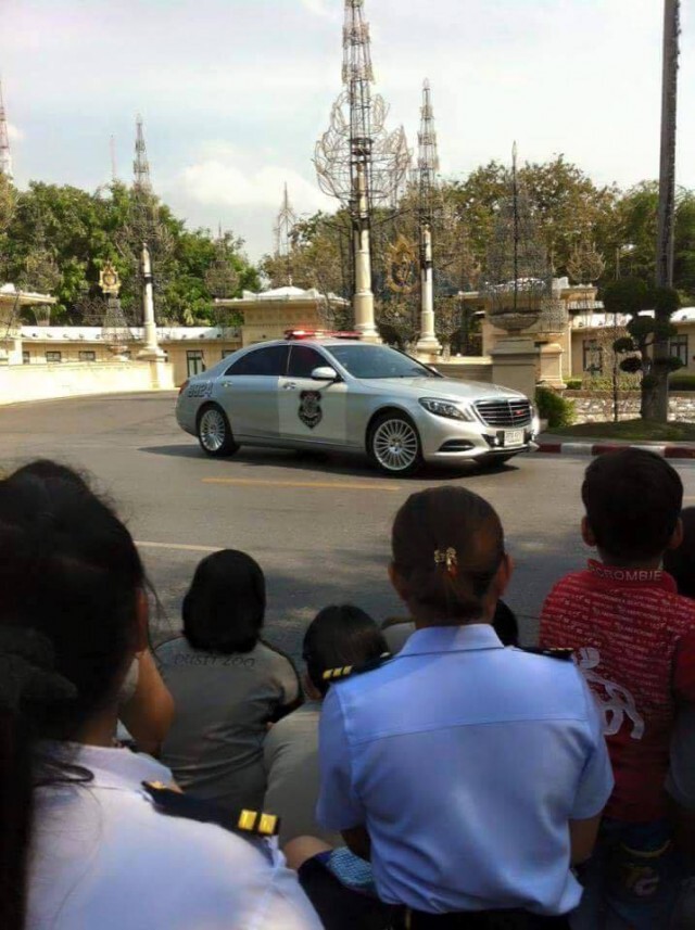 ในหลวงเสด็จวังสวนจิตรฯเพื่อเปลี่ยนพระอิริยาบถ