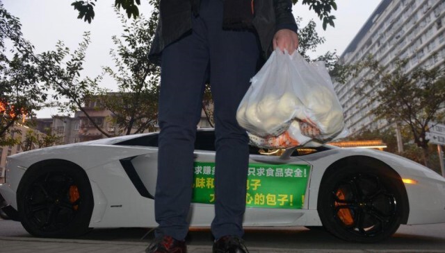พ่อค้าจีนปิ๊งไอเดีย บริการส่งซาลาเปาให้ลูกค้าด้วย "ลัมโบกีนี"