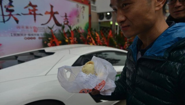 พ่อค้าจีนปิ๊งไอเดีย บริการส่งซาลาเปาให้ลูกค้าด้วย "ลัมโบกีนี"