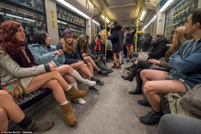 หนุ่มสาว 60 ประเทศ ร่วม"ถอดกางเกงขึ้นรถไฟ" ในกิจกรรม "No Pants Day"