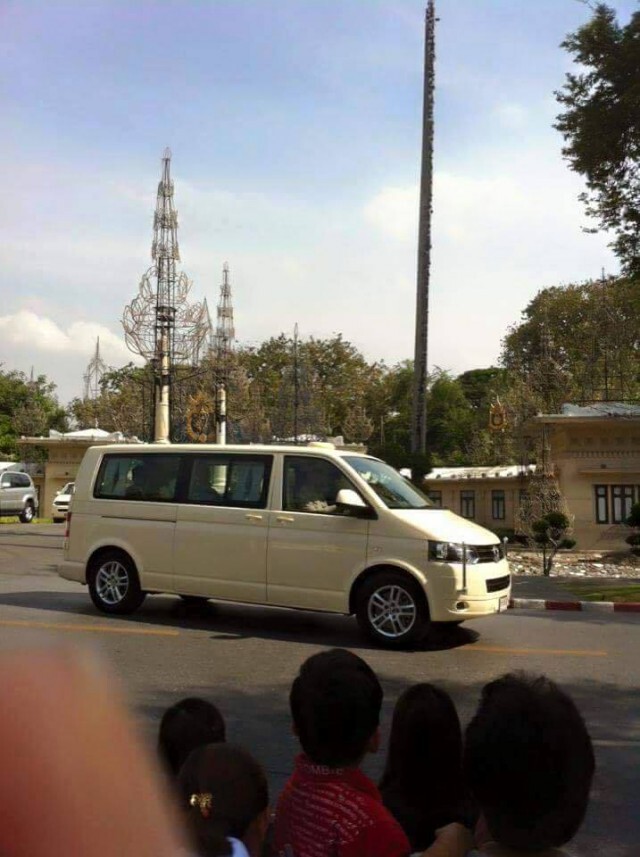 ในหลวงเสด็จวังสวนจิตรฯเพื่อเปลี่ยนพระอิริยาบถ