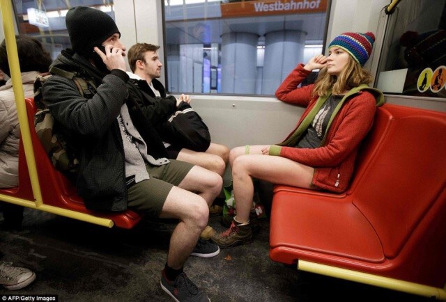 หนุ่มสาว 60 ประเทศ ร่วม"ถอดกางเกงขึ้นรถไฟ" ในกิจกรรม "No Pants Day"