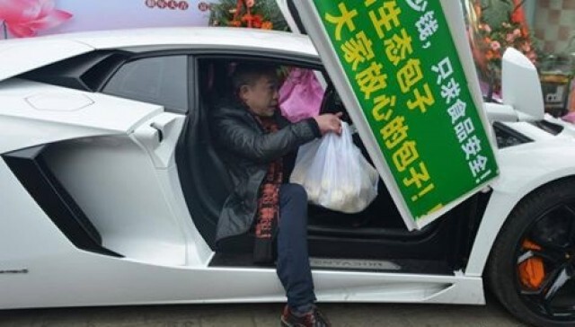 พ่อค้าจีนปิ๊งไอเดีย บริการส่งซาลาเปาให้ลูกค้าด้วย "ลัมโบกีนี"