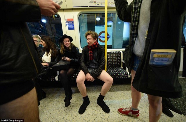 หนุ่มสาว 60 ประเทศ ร่วม"ถอดกางเกงขึ้นรถไฟ" ในกิจกรรม "No Pants Day"