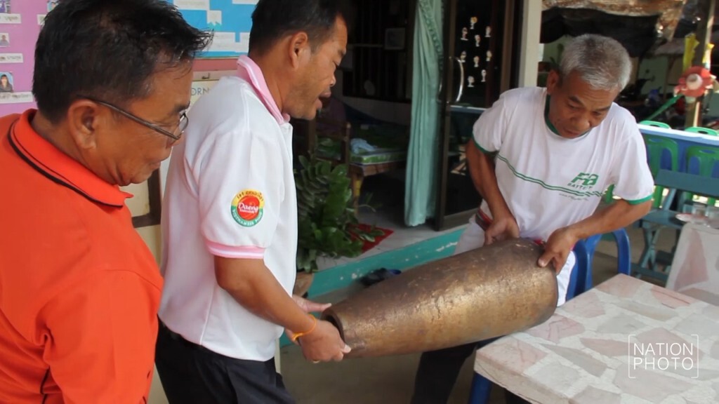 พบระฆังวัดทำจากระเบิดสมัยสงครามโลกถูกทิ้งในนา คาดถูกขโมยมา พบระฆังวัดทำจากระเบิดสมัยสงครามโลกถูกทิ้งในนา คาดถูกขโมยมา