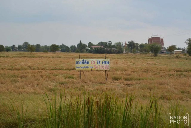 ชาวนาทนแล้งไม่ไหวติดป้ายประกาศขายที่นาราคาถูก