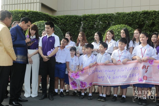 "ลุงตู่" ฝากนักเรียนให้คิดถึงครูมาก ๆ หลังรับมอบดอกไม้ประจำวันครู