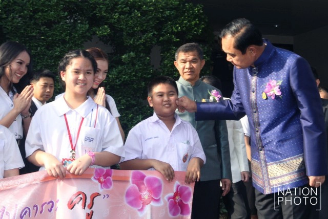 "ลุงตู่" ฝากนักเรียนให้คิดถึงครูมาก ๆ หลังรับมอบดอกไม้ประจำวันครู