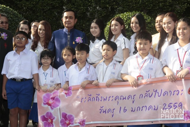 "ลุงตู่" ฝากนักเรียนให้คิดถึงครูมาก ๆ หลังรับมอบดอกไม้ประจำวันครู