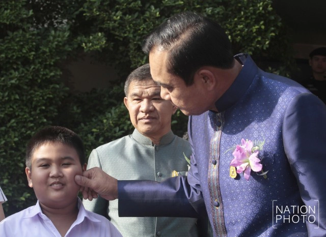 "ลุงตู่" ฝากนักเรียนให้คิดถึงครูมาก ๆ หลังรับมอบดอกไม้ประจำวันครู