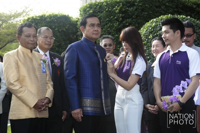 "ลุงตู่" ฝากนักเรียนให้คิดถึงครูมาก ๆ หลังรับมอบดอกไม้ประจำวันครู