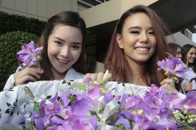 "ลุงตู่" ฝากนักเรียนให้คิดถึงครูมาก ๆ หลังรับมอบดอกไม้ประจำวันครู