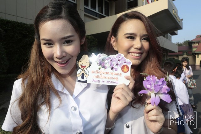 "ลุงตู่" ฝากนักเรียนให้คิดถึงครูมาก ๆ หลังรับมอบดอกไม้ประจำวันครู