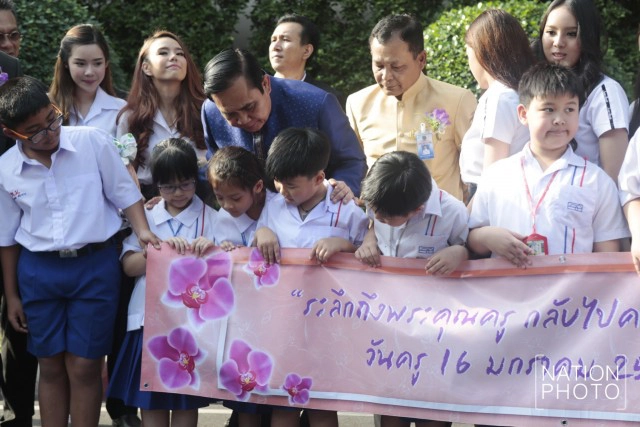 "ลุงตู่" ฝากนักเรียนให้คิดถึงครูมาก ๆ หลังรับมอบดอกไม้ประจำวันครู