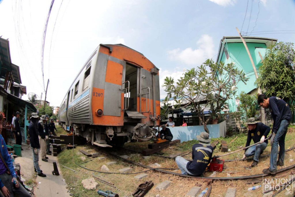 รถไฟสายมหาชัย-วงเวียนใหญ่ตกราง ไร้คนเจ็บ