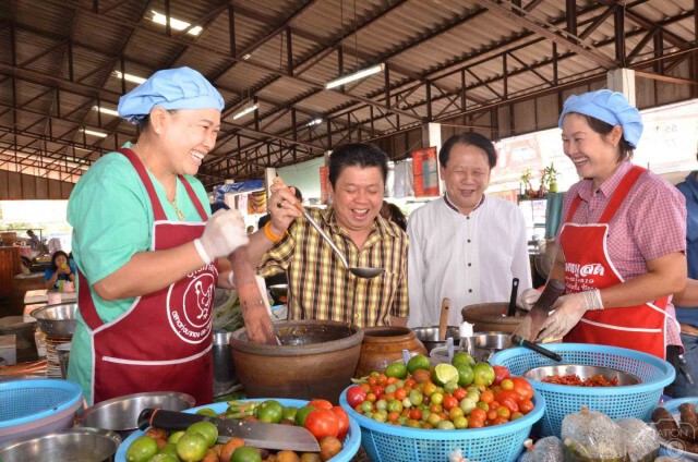 พ่อเมืองน้ำดำซดส้มตำ เคลียร์ทุกประเด็น ย้ำ"ปลาร้ากาฬสินธุ์"กินได้ปลอดภัย