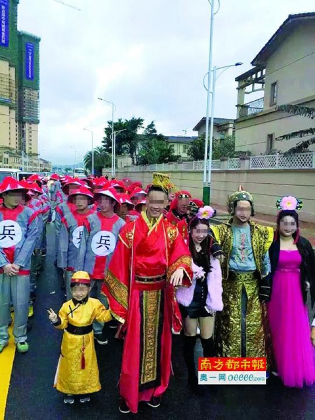 คู่รักจีนจัดเต็ม! แต่งชุดราชวงศ์จีน จัดกองทหารสู่ขอเจ้าสาว