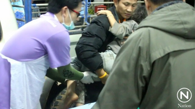 รถกระบะบรรทุกนร. ตกร่องถนน ดับ 2 เจ็บระนาว