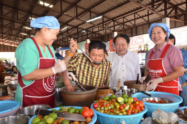 พ่อเมืองน้ำดำซดส้มตำ เคลียร์ทุกประเด็น ย้ำ"ปลาร้ากาฬสินธุ์"กินได้ปลอดภัย