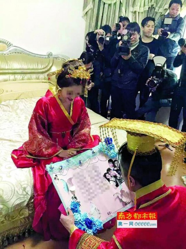 คู่รักจีนจัดเต็ม! แต่งชุดราชวงศ์จีน จัดกองทหารสู่ขอเจ้าสาว