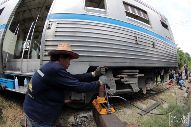 รถไฟสายมหาชัย-วงเวียนใหญ่ตกราง ไร้คนเจ็บ