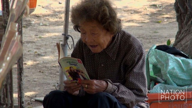 จากอ่านไม่ออกสู่"หนอนหนังสือ" คุณยายวัย 83 ฝึกความจำจากหนังสือธรรมะ