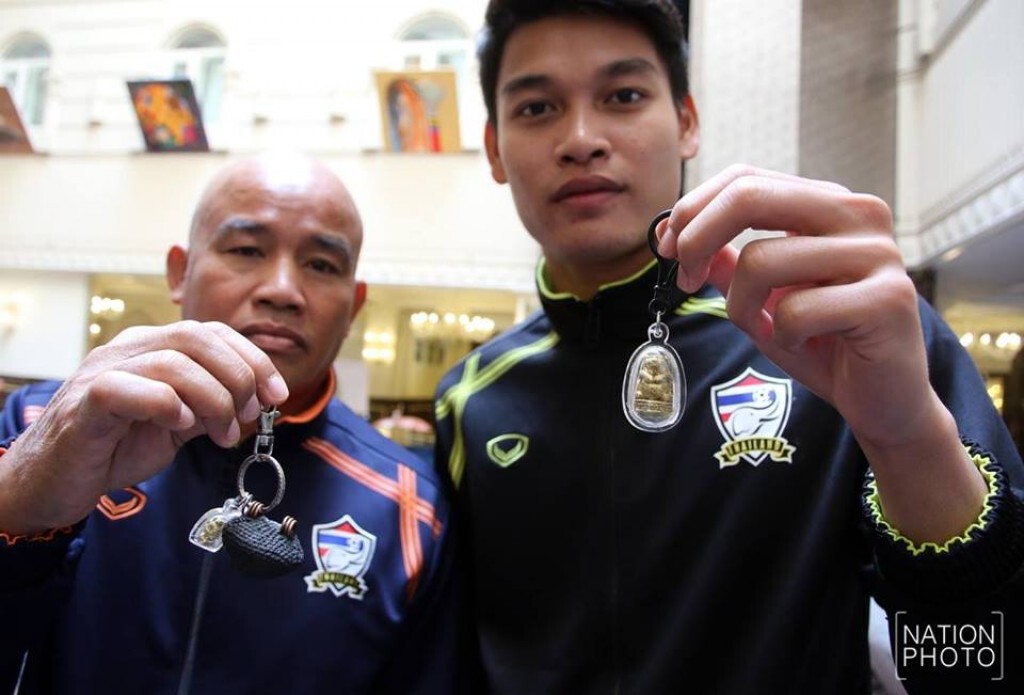 ดูชัดๆ "เสืออุ้มทรัพย์" เครื่องลางของ "สมพร ยศ" นายด่านทีมชาติไทย ดูชัดๆ "เสืออุ้มทรัพย์" เครื่องลางของ "สมพร ยศ" นายด่านทีมชาติไทย