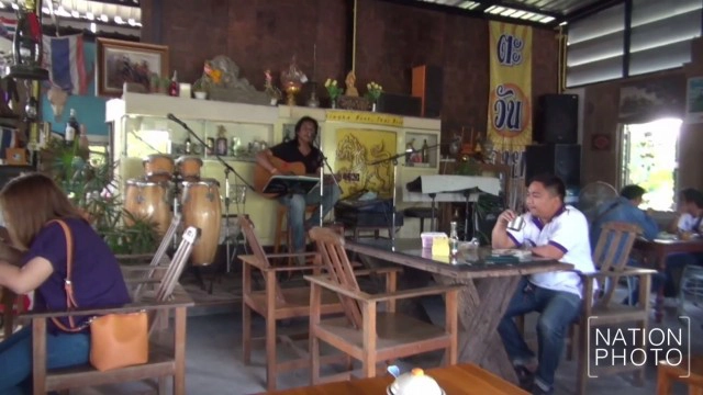 ไอเดียเจ๋ง! ร้านข้าวแกงพิษณุโลกจัดโฟล์คซอง
กินข้าวฟังเพลงก่อนไปทำงาน