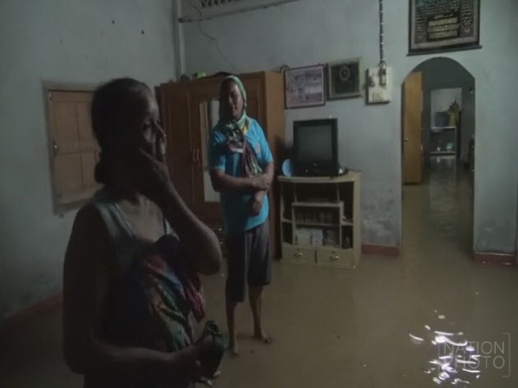 ฝนตกหนักน้ำป่าหลากเข้าท่วมบ้านเรือนชาวบ้านกว่า 70 หลังคาเรือน ฝนตกหนักน้ำป่าหลากเข้าท่วมบ้านเรือนชาวบ้านกว่า 70 หลังคาเรือน