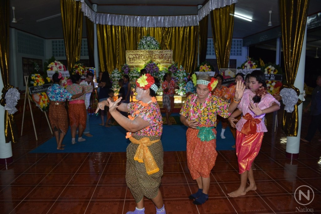 ฮือฮา! จัดรำวง 3 ช่าหน้างานศพแม่เฒ่านักรำ