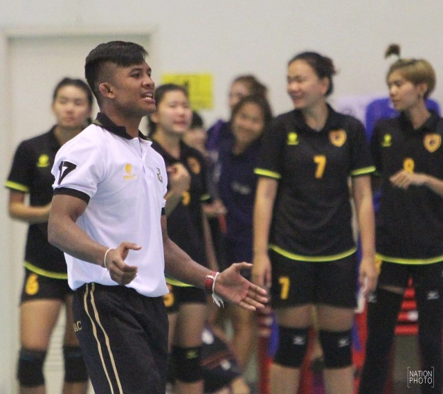 นานๆเห็นที! "บัวขาว" มาเป็นผู้ช่วยโค้ชวอลเลย์บอล ม.รัตนบัณฑิต