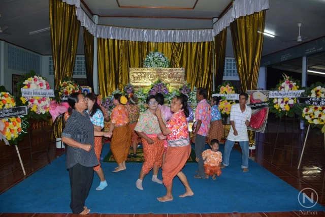 ฮือฮา! จัดรำวง 3 ช่าหน้างานศพแม่เฒ่านักรำ