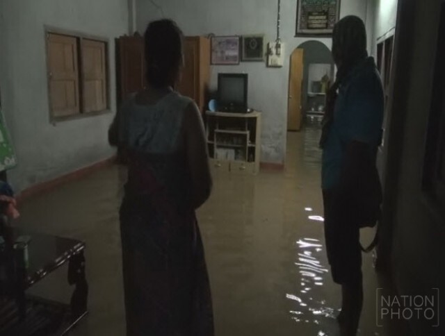 ฝนตกหนักน้ำป่าหลากเข้าท่วมบ้านเรือนชาวบ้านกว่า 70 หลังคาเรือน
