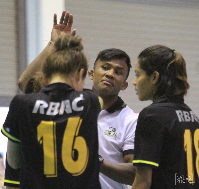 นานๆเห็นที! "บัวขาว" มาเป็นผู้ช่วยโค้ชวอลเลย์บอล ม.รัตนบัณฑิต