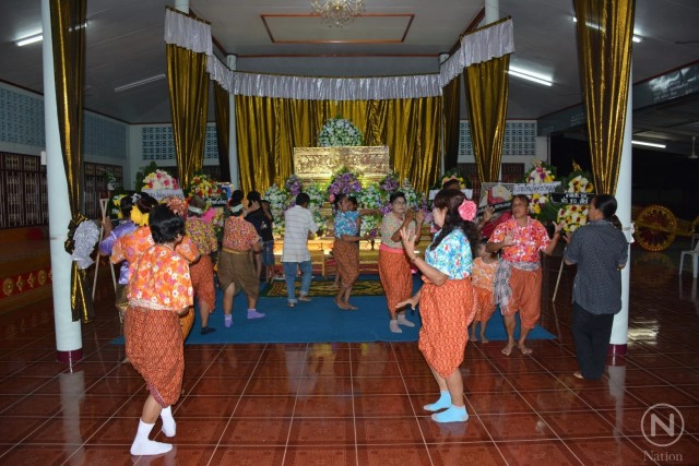 ฮือฮา! จัดรำวง 3 ช่าหน้างานศพแม่เฒ่านักรำ