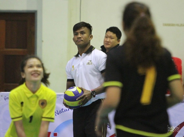 นานๆเห็นที! "บัวขาว" มาเป็นผู้ช่วยโค้ชวอลเลย์บอล ม.รัตนบัณฑิต