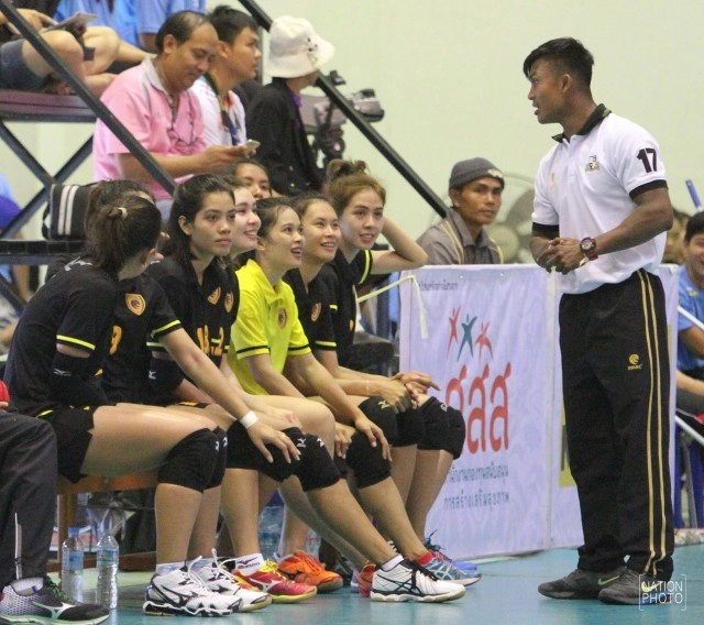 นานๆเห็นที! "บัวขาว" มาเป็นผู้ช่วยโค้ชวอลเลย์บอล ม.รัตนบัณฑิต