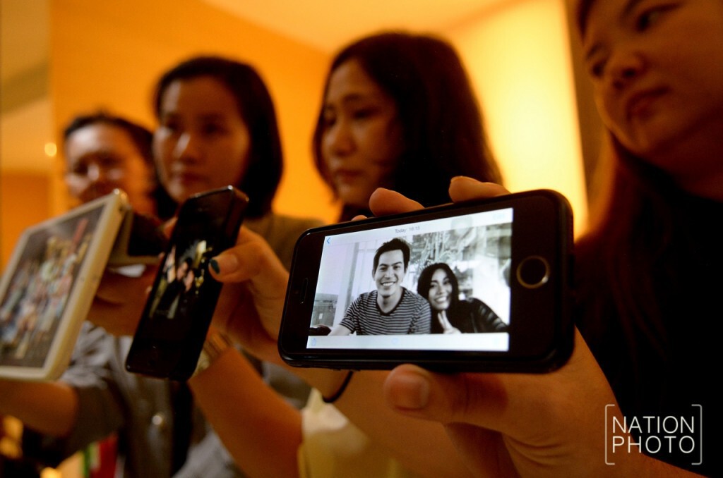 รูปคู่ชิ้นสุดท้าย! บรรดาแฟนคลับโชว์ภาพถ่ายร่วมกับ ปอ ทฤษฎี รูปคู่ชิ้นสุดท้าย! บรรดาแฟนคลับโชว์ภาพถ่ายร่วมกับ ปอ ทฤษฎี
