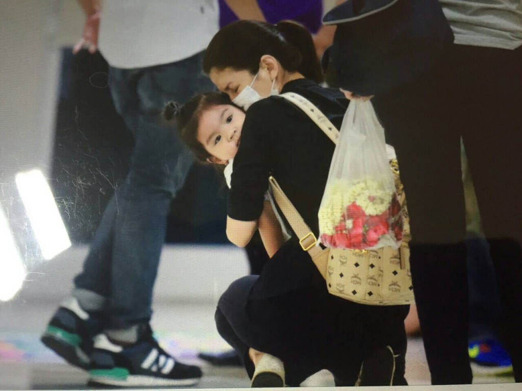 อ้อมกอดของแม่ ในวันนี้พ่อไม่อยู่แล้ว อ้อมกอดของแม่ ในวันนี้พ่อไม่อยู่แล้ว