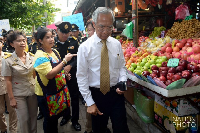 กทม. ลุยจัดระเบียบทางเท้าตลาดห้วยขวาง สั่งห้ามตั้งวางสินค้าเด็ดขาด