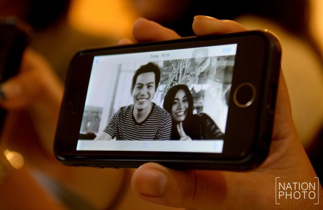 รูปคู่ชิ้นสุดท้าย! บรรดาแฟนคลับโชว์ภาพถ่ายร่วมกับ ปอ ทฤษฎี