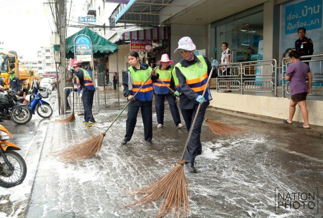 กทม. ลุยจัดระเบียบทางเท้าตลาดห้วยขวาง สั่งห้ามตั้งวางสินค้าเด็ดขาด