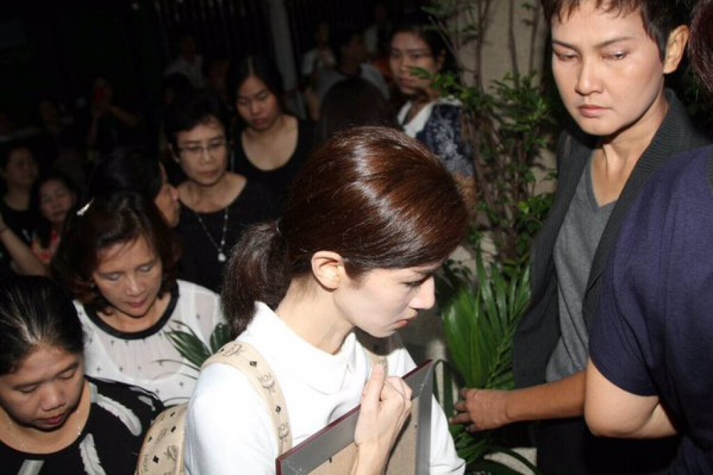 โบว์ แวนด้า ถึงรพ.รามาฯ รอทำพิธีนำศพ "ปอ" กลับบุรีรัมย์