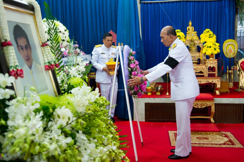 ภาพชุด พิธีรดน้ำศพ "ปอ ทฤษฎี" คนร่วมอาลัยแน่น