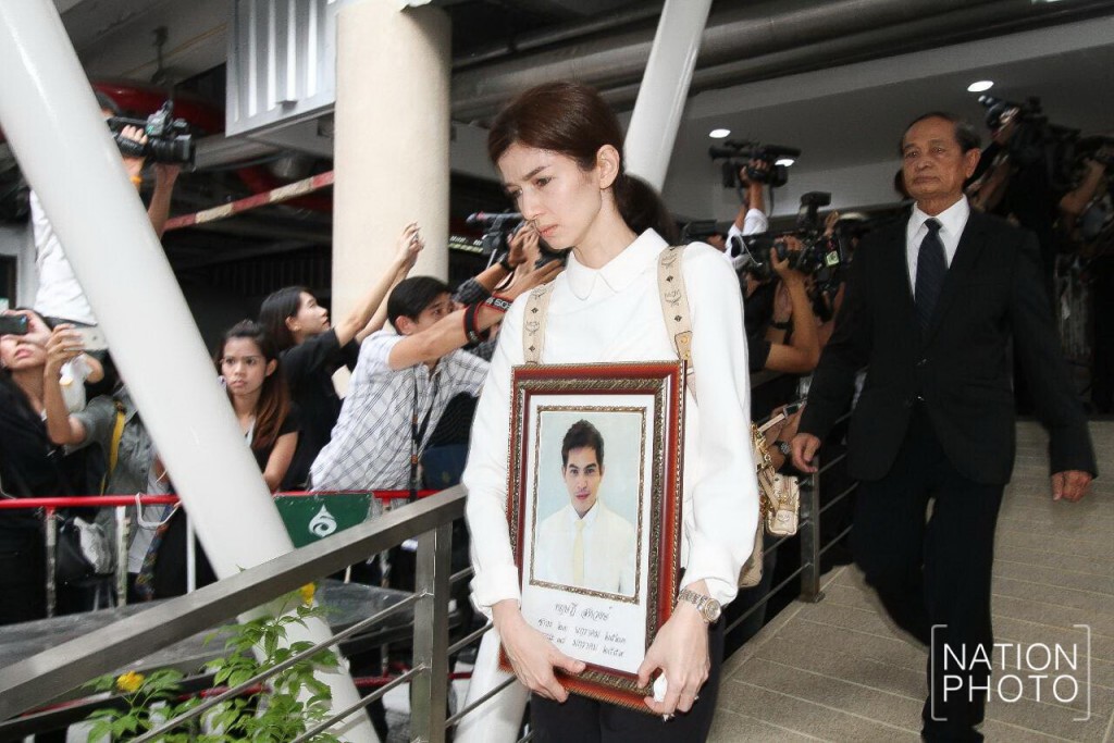 ภาพชุด สุดอาลัย เคลื่อนศพ "ปอ ทฤษฎี" กลับบุรีรัมย์ ภาพชุด สุดอาลัย เคลื่อนศพ "ปอ ทฤษฎี" กลับบุรีรัมย์