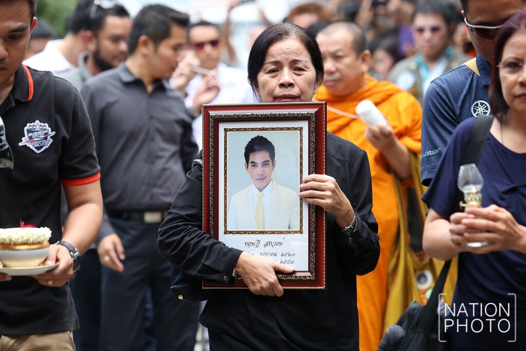 ภาพชุด แม่"ปอ ทฤษฎี"นำขบวนเคลื่อนศพ"ลูก"ถึงวัดกลางพระอารามหลวง ภาพชุด แม่"ปอ ทฤษฎี"นำขบวนเคลื่อนศพ"ลูก"ถึงวัดกลางพระอารามหลวง