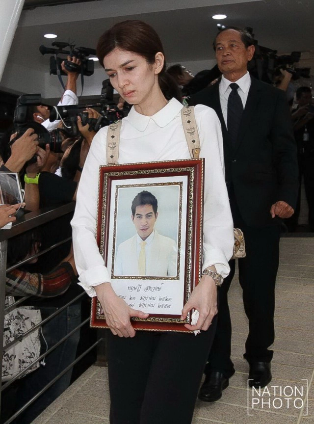 ภาพชุด สุดอาลัย เคลื่อนศพ "ปอ ทฤษฎี" กลับบุรีรัมย์