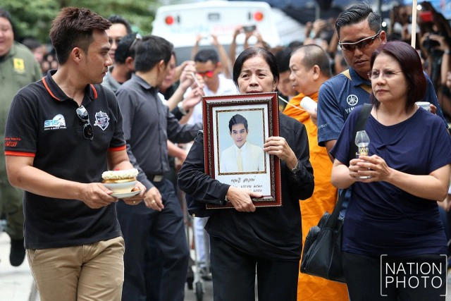 ภาพชุด แม่"ปอ ทฤษฎี"นำขบวนเคลื่อนศพ"ลูก"ถึงวัดกลางพระอารามหลวง