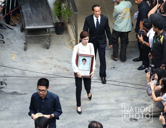 ภาพชุด2 สุดอาลัย เคลื่อนศพ "ปอ ทฤษฎี" กลับบุรีรัมย์